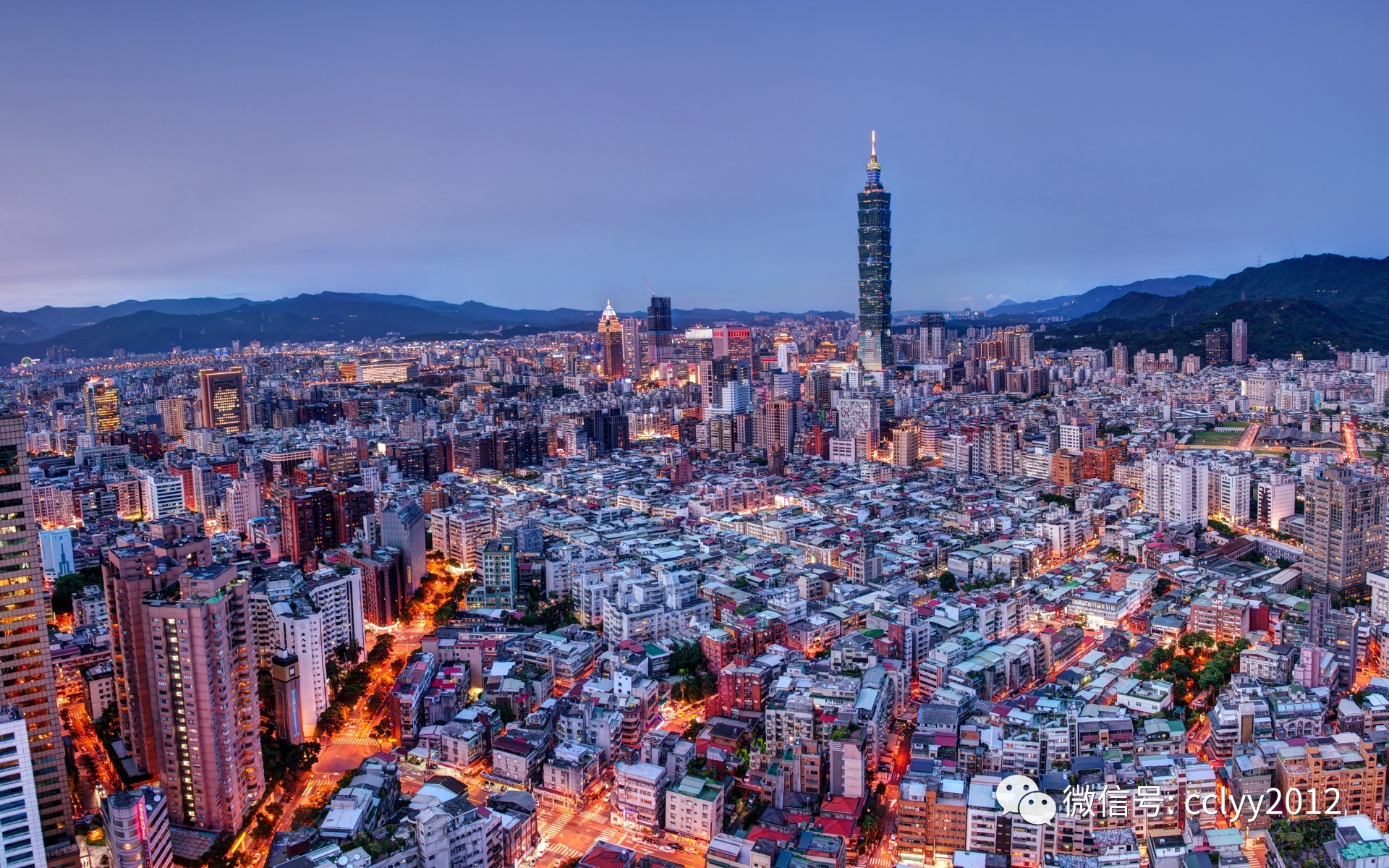 月色朦胧下的台湾一隅，老者凝望海浪沉思夜色